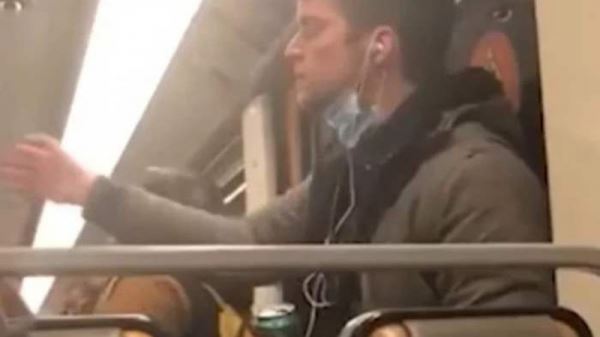 В Бельгии мужчина измазал своей слюной поручень в метро