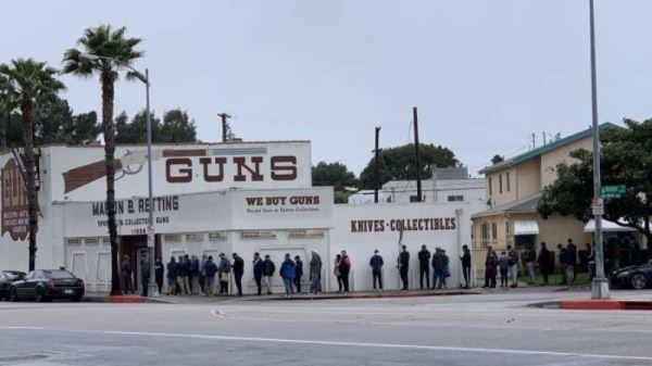 Коронавирус в США: жители Лос-Анджелеса массово скупают оружие